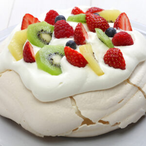 slow cooker pavlova with berries